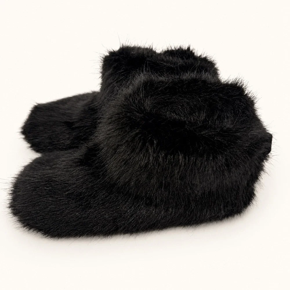 UGG Amary Women 9 Boots Black Faux Fur Fluffy Ankle Booties Cabincore Aprés Ski